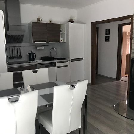 Prijemny Apartman Krovi V Rodinnem Domku Se Sdilenym Bazenem, Terasou A Zahradou المظهر الخارجي الصورة