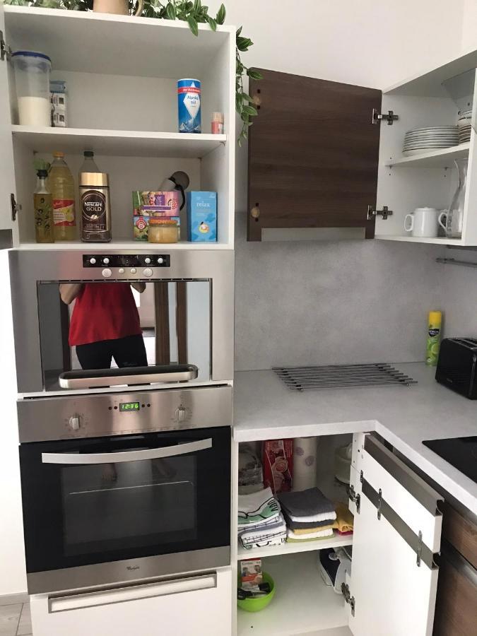 Prijemny Apartman Krovi V Rodinnem Domku Se Sdilenym Bazenem, Terasou A Zahradou المظهر الخارجي الصورة