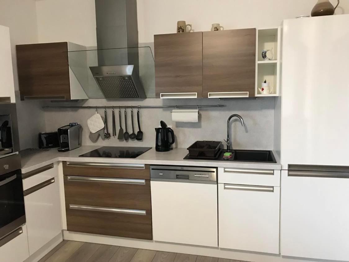 Prijemny Apartman Krovi V Rodinnem Domku Se Sdilenym Bazenem, Terasou A Zahradou المظهر الخارجي الصورة