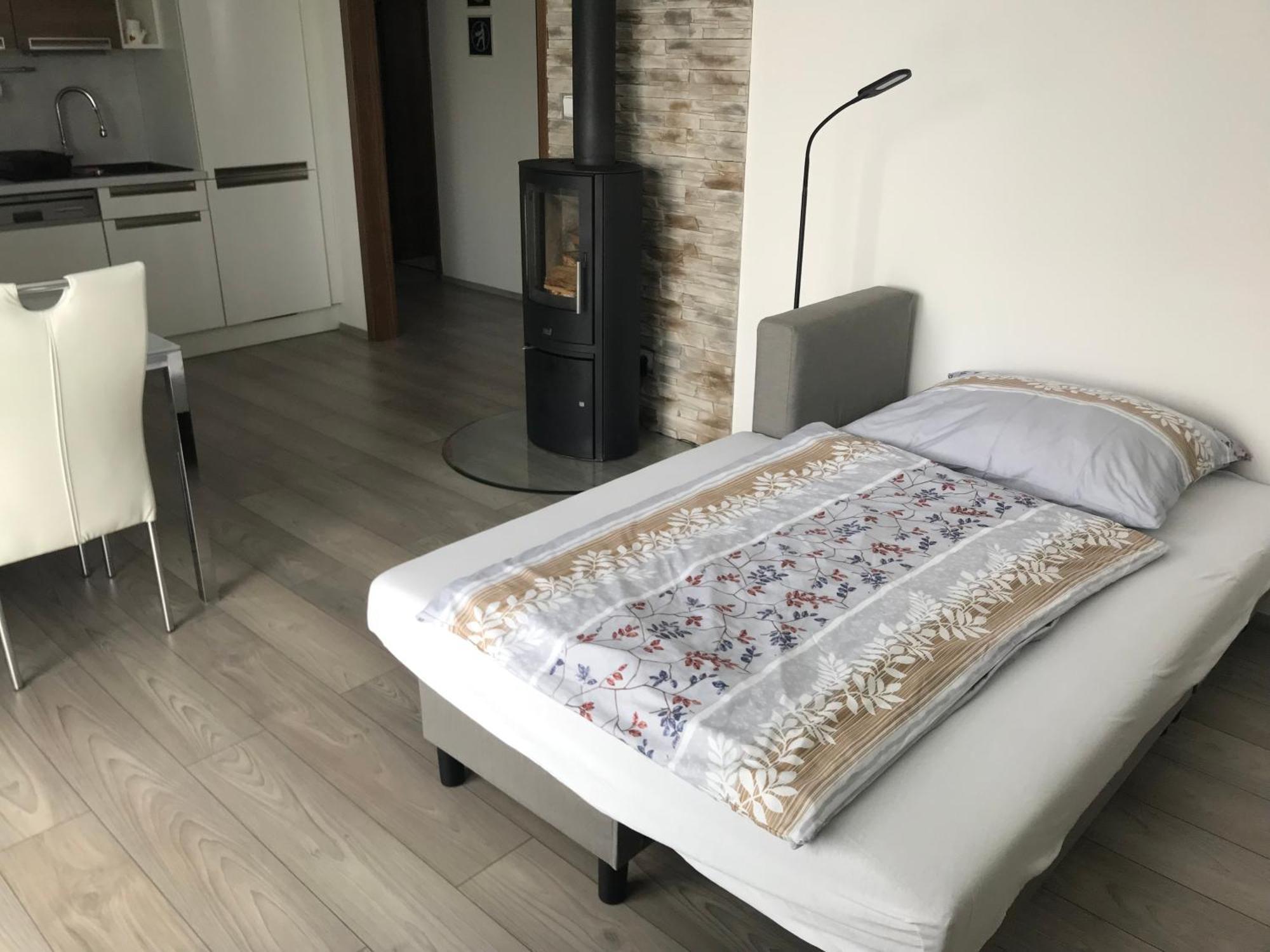 Prijemny Apartman Krovi V Rodinnem Domku Se Sdilenym Bazenem, Terasou A Zahradou المظهر الخارجي الصورة