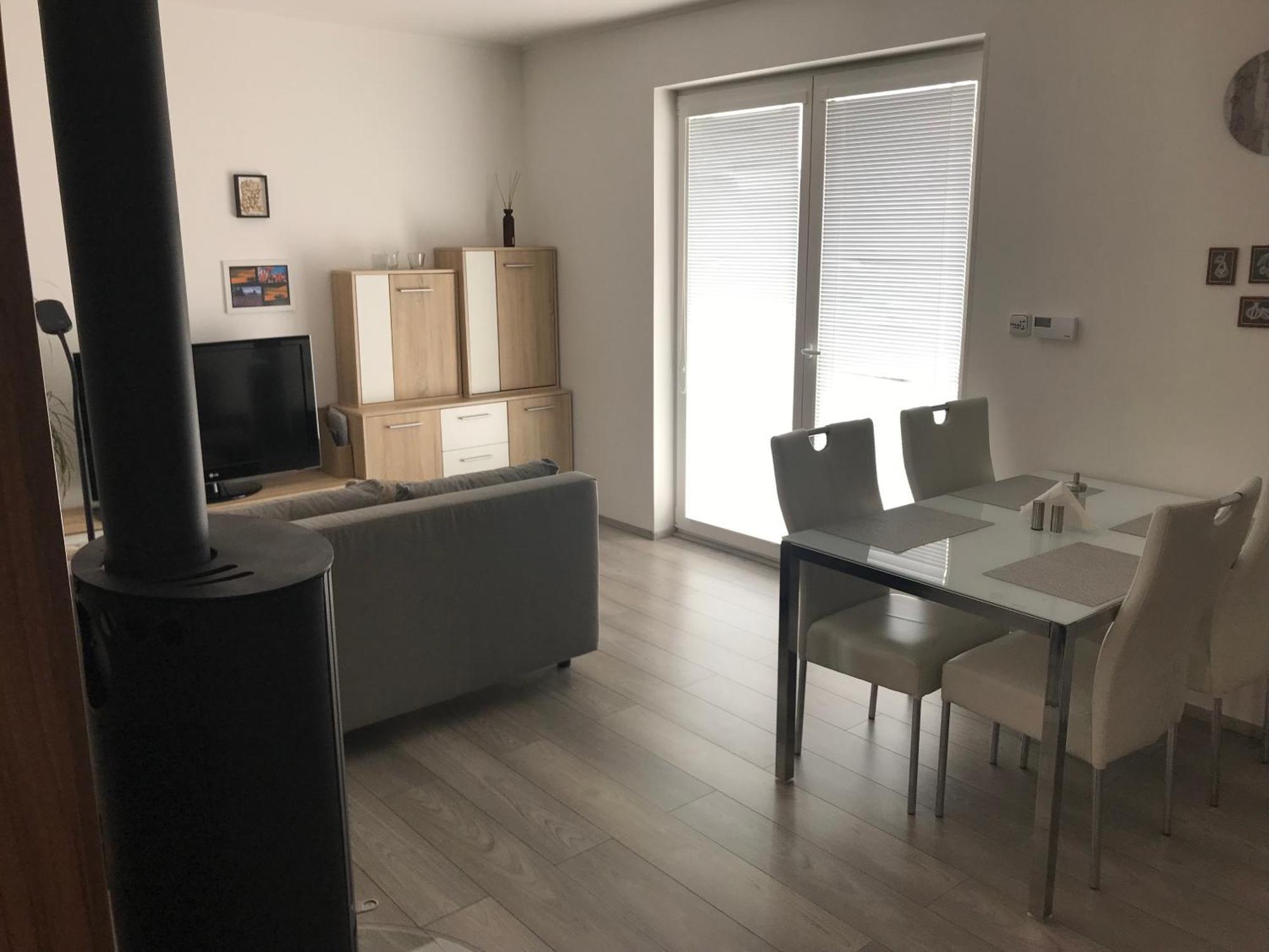 Prijemny Apartman Krovi V Rodinnem Domku Se Sdilenym Bazenem, Terasou A Zahradou المظهر الخارجي الصورة